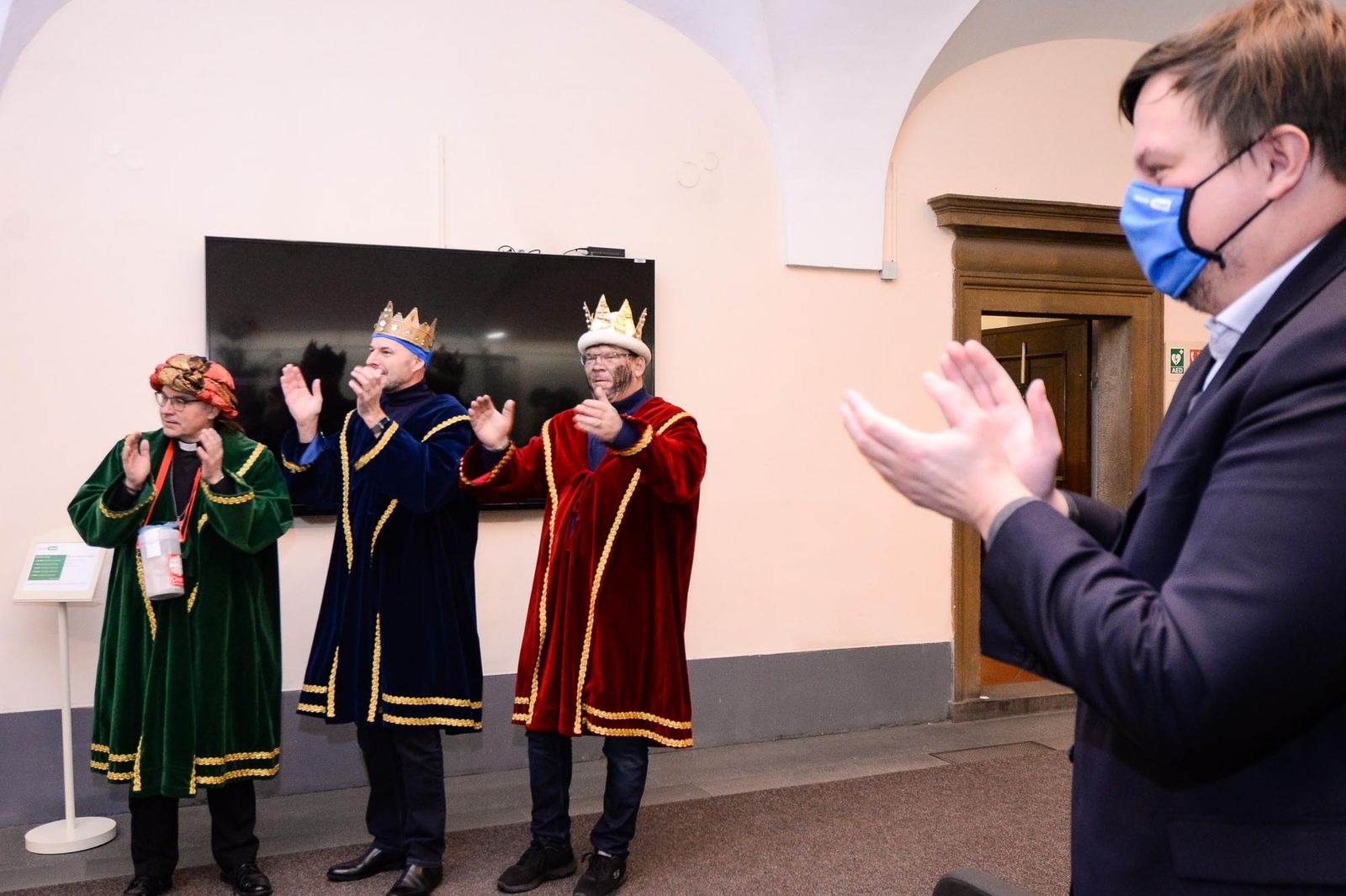 Radní města Plzně David Šlouf spolu s biskupem Tomášem Holubem a náměstkem hejtmanky Josefem Bernardem koledovali jako Tři králové (foto: M. Pecuch, 6.1.2022)
