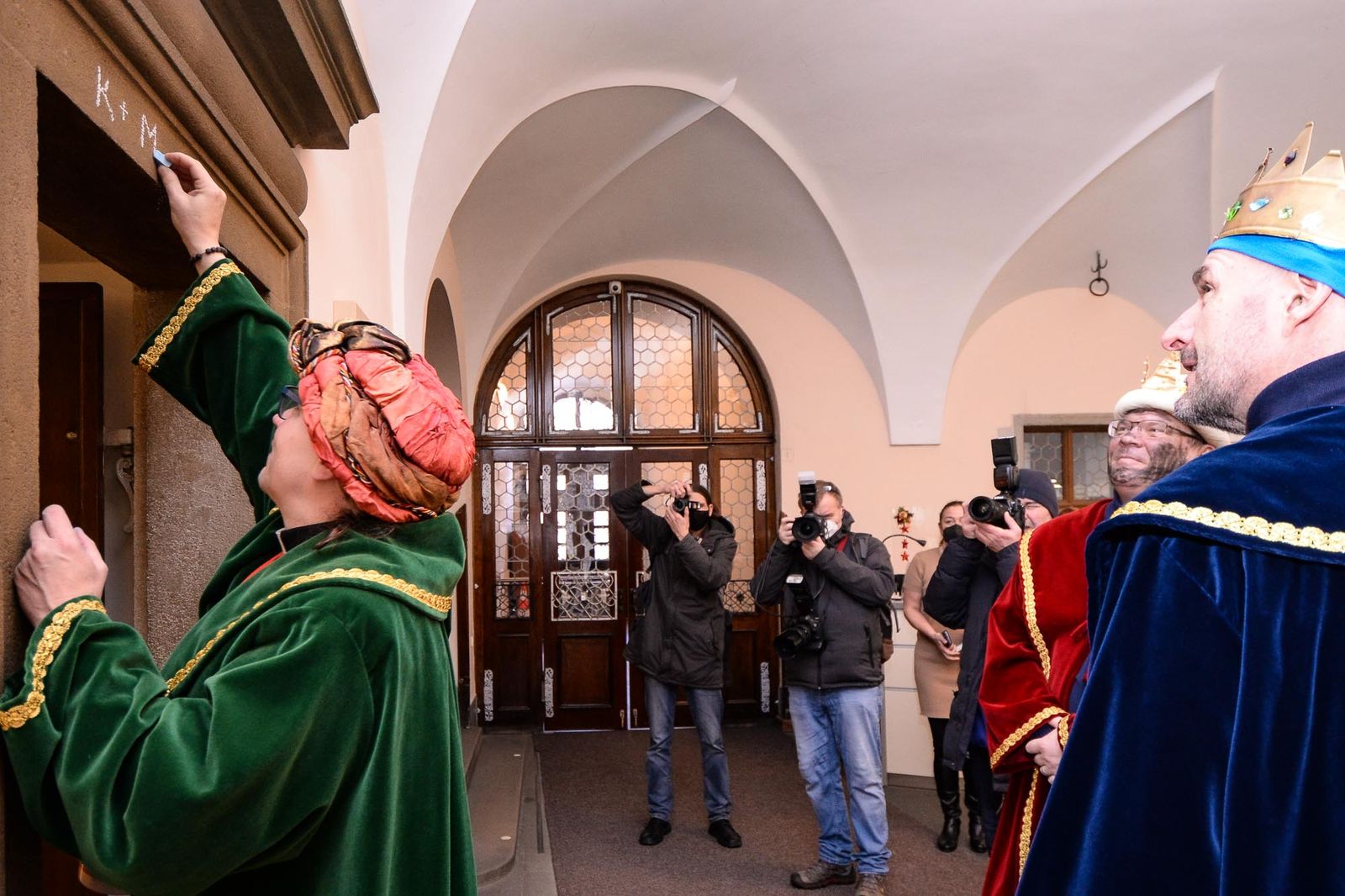 Radní města Plzně David Šlouf spolu s biskupem Tomášem Holubem a náměstkem hejtmanky Josefem Bernardem koledovali jako Tři králové (foto: M. Pecuch, 6.1.2022)