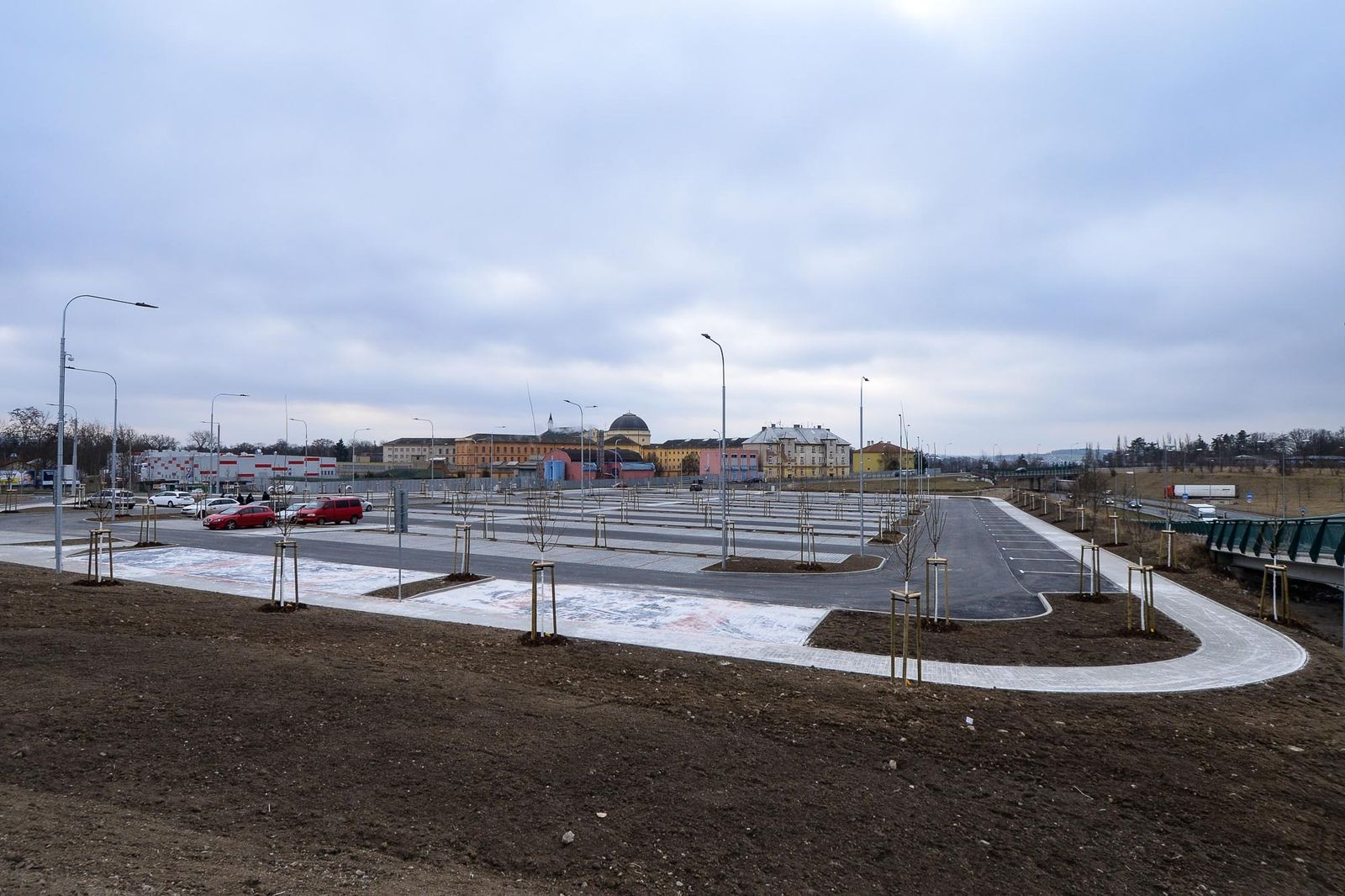 Plzeň má nové velkokapacitní parkoviště na Borech