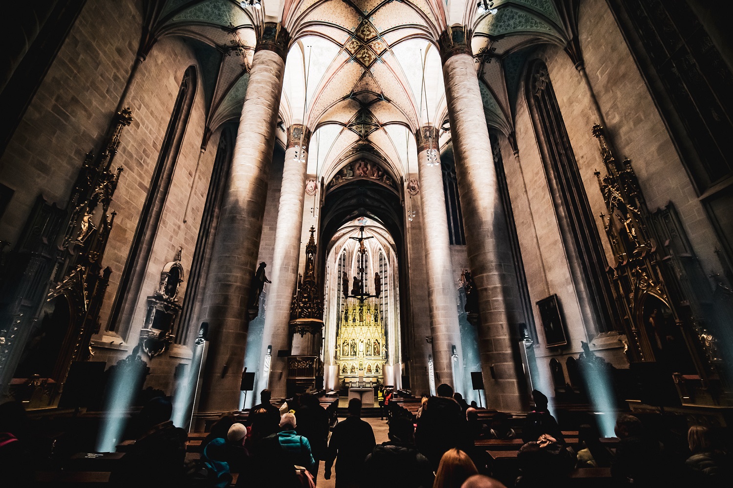 Katedrálu sv. Bartoloměje a dalších 14 míst v širším centru Plzně rozzářil festival světla a umění ve veřejném prostoru BLIK BLIK. To nejlepší ze současné digitální tvorby, video a lasermapping nebo světlenou show předvedli 25. a 26. března 2022 ve večerních hodinách umělci z Čech a zahraničí. (foto:DEPO2015,26.3.2022)