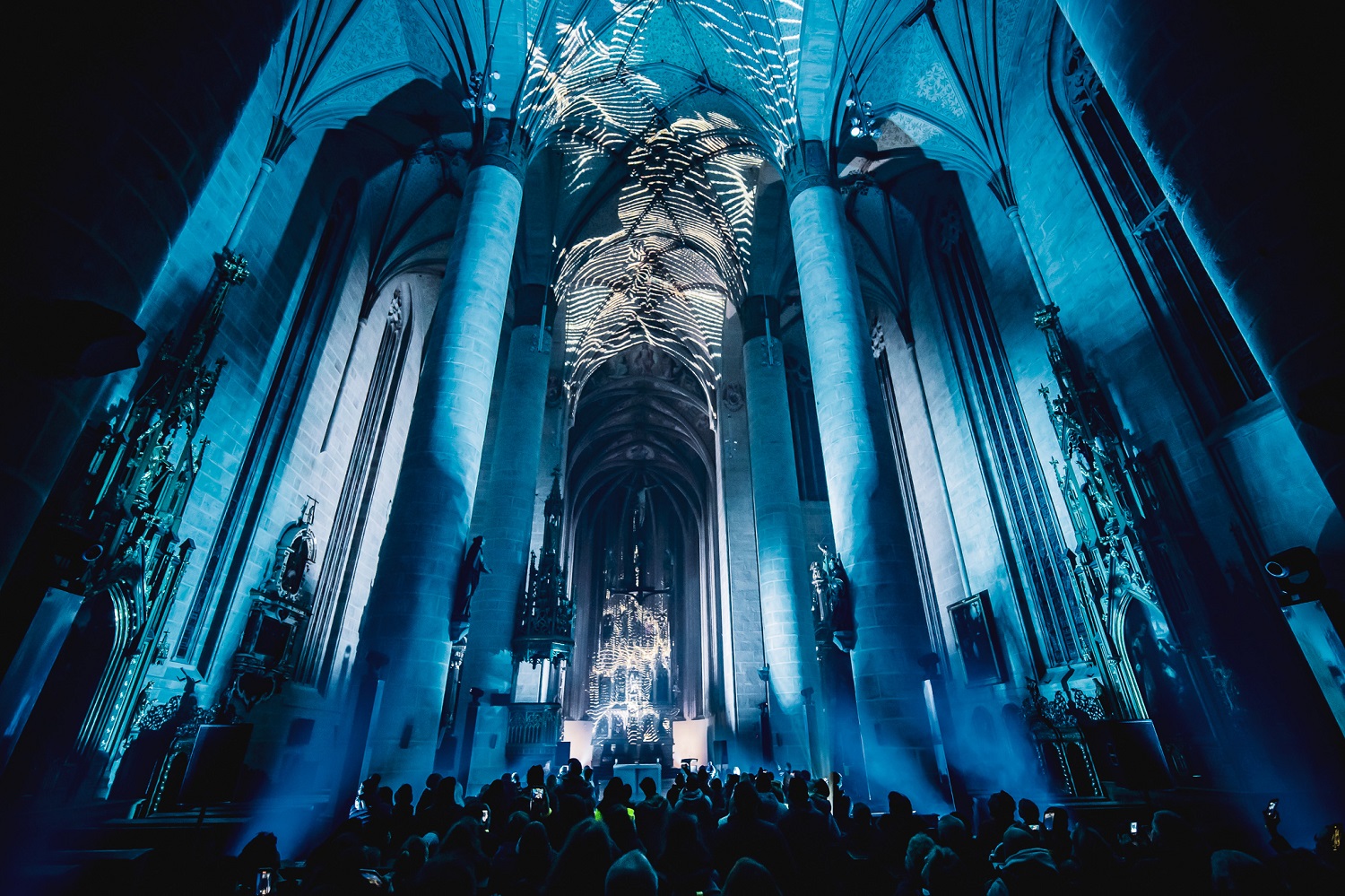 Katedrálu sv. Bartoloměje a dalších 14 míst v širším centru Plzně rozzářil festival světla a umění ve veřejném prostoru BLIK BLIK. To nejlepší ze současné digitální tvorby, video a lasermapping nebo světlenou show předvedli 25. a 26. března 2022 ve večerních hodinách umělci z Čech a zahraničí. (foto:DEPO2015,26.3.2022)