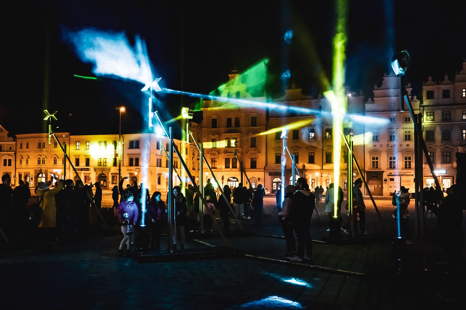 Katedrálu sv. Bartoloměje a dalších 14 míst v širším centru Plzně rozzářil festival světla a umění ve veřejném prostoru BLIK BLIK. To nejlepší ze současné digitální tvorby, video a lasermapping nebo světlenou show předvedli 25. a 26. března 2022 ve večerních hodinách umělci z Čech a zahraničí. (foto:DEPO2015,26.3.2022)