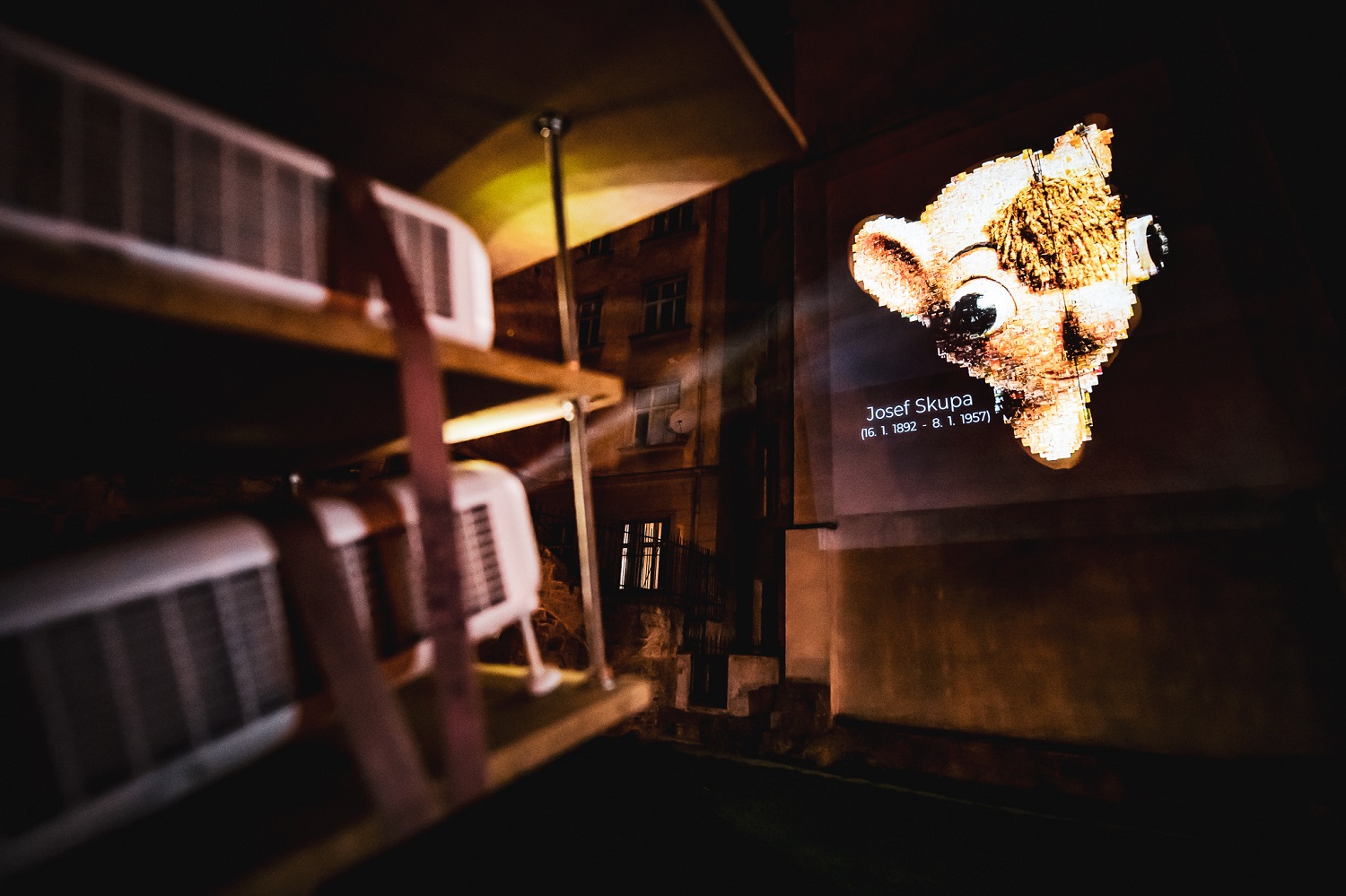 Katedrálu sv. Bartoloměje a dalších 14 míst v širším centru Plzně rozzářil festival světla a umění ve veřejném prostoru BLIK BLIK. To nejlepší ze současné digitální tvorby, video a lasermapping nebo světlenou show předvedli 25. a 26. března 2022 ve večerních hodinách umělci z Čech a zahraničí. (foto:DEPO2015,26.3.2022)