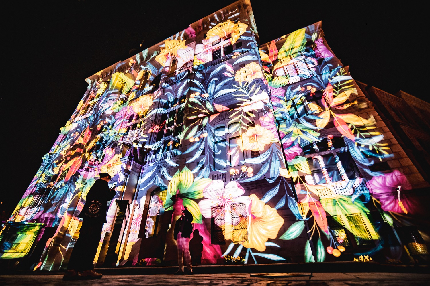 Katedrálu sv. Bartoloměje a dalších 14 míst v širším centru Plzně rozzářil festival světla a umění ve veřejném prostoru BLIK BLIK. To nejlepší ze současné digitální tvorby, video a lasermapping nebo světlenou show předvedli 25. a 26. března 2022 ve večerních hodinách umělci z Čech a zahraničí. (foto:DEPO2015,26.3.2022)