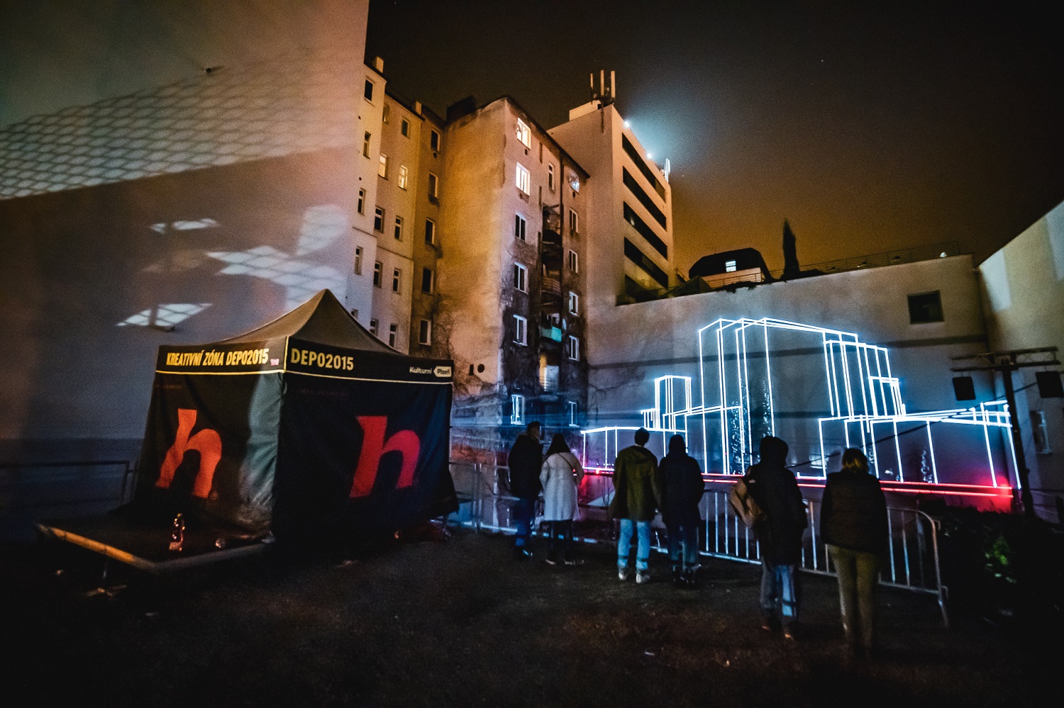 Katedrálu sv. Bartoloměje a dalších 14 míst v širším centru Plzně rozzářil festival světla a umění ve veřejném prostoru BLIK BLIK. To nejlepší ze současné digitální tvorby, video a lasermapping nebo světlenou show předvedli 25. a 26. března 2022 ve večerních hodinách umělci z Čech a zahraničí. (foto:DEPO2015,26.3.2022)