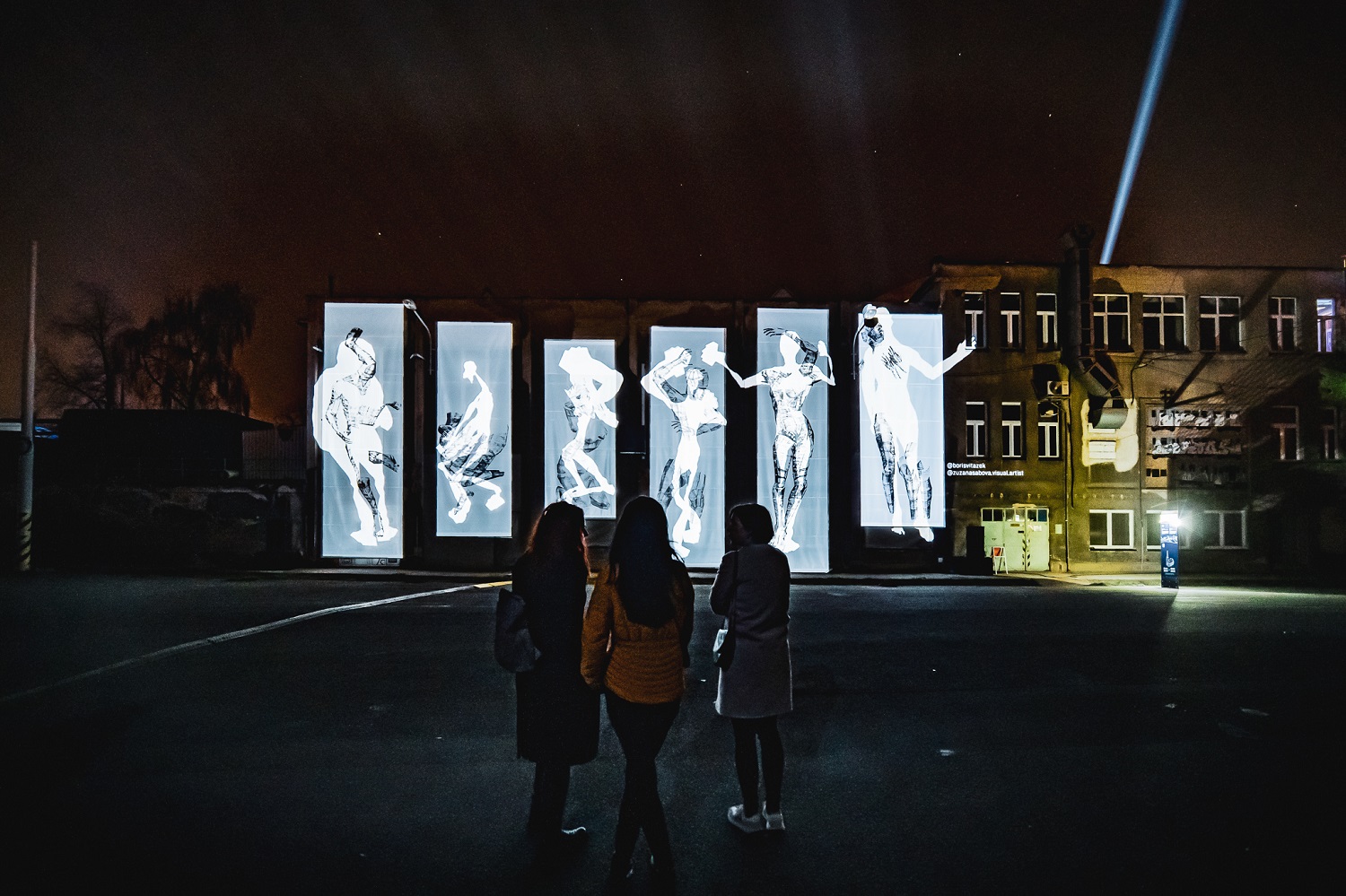 Katedrálu sv. Bartoloměje a dalších 14 míst v širším centru Plzně rozzářil festival světla a umění ve veřejném prostoru BLIK BLIK. To nejlepší ze současné digitální tvorby, video a lasermapping nebo světlenou show předvedli 25. a 26. března 2022 ve večerních hodinách umělci z Čech a zahraničí. (foto:DEPO2015,26.3.2022)