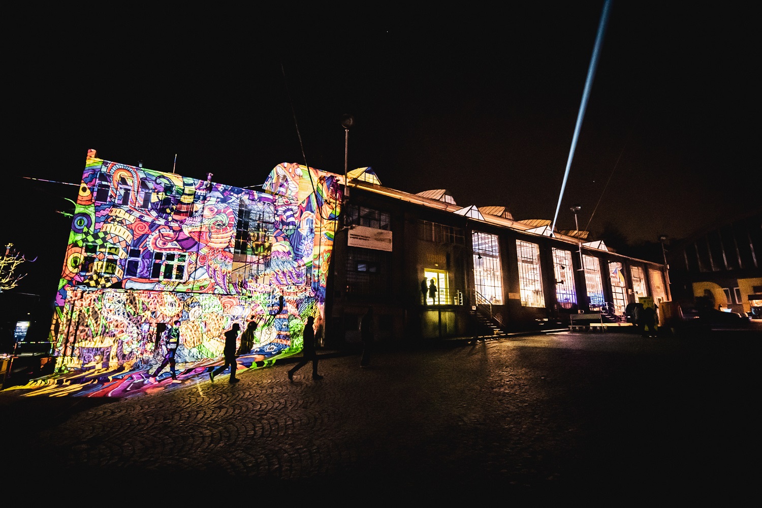 Katedrálu sv. Bartoloměje a dalších 14 míst v širším centru Plzně rozzářil festival světla a umění ve veřejném prostoru BLIK BLIK. To nejlepší ze současné digitální tvorby, video a lasermapping nebo světlenou show předvedli 25. a 26. března 2022 ve večerních hodinách umělci z Čech a zahraničí. (foto:DEPO2015,26.3.2022)