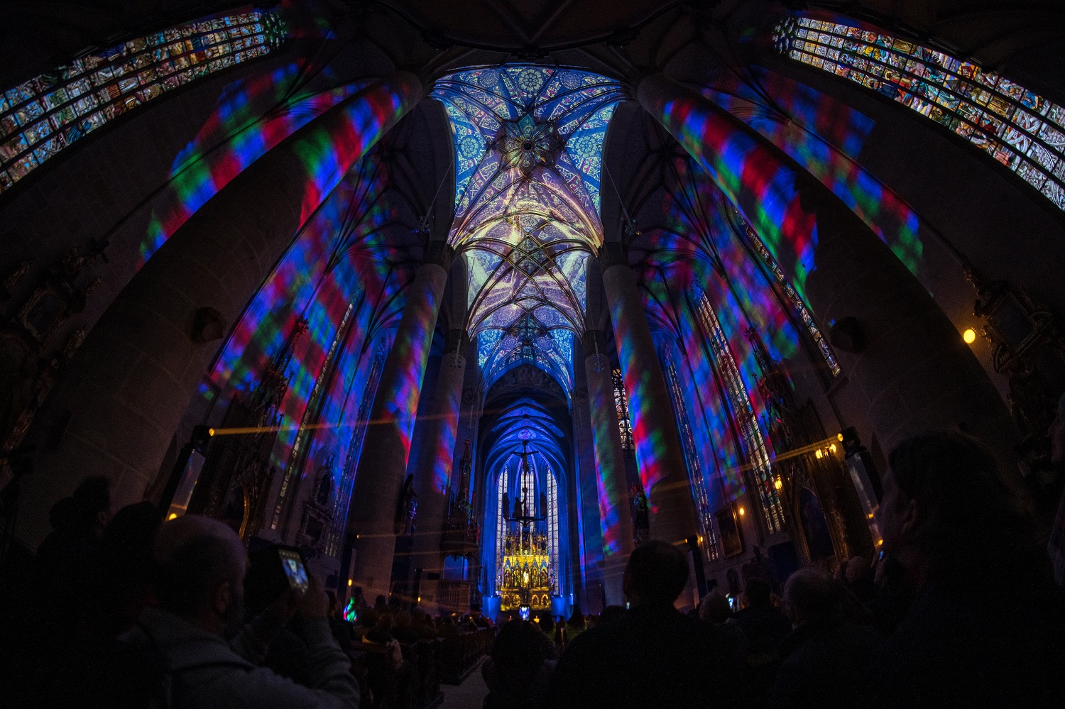 Katedrálu sv. Bartoloměje a dalších 14 míst v širším centru Plzně rozzářil festival světla a umění ve veřejném prostoru BLIK BLIK. To nejlepší ze současné digitální tvorby, video a lasermapping nebo světlenou show předvedli 25. a 26. března 2022 ve večerních hodinách umělci z Čech a zahraničí. (foto:DEPO2015,26.3.2022)