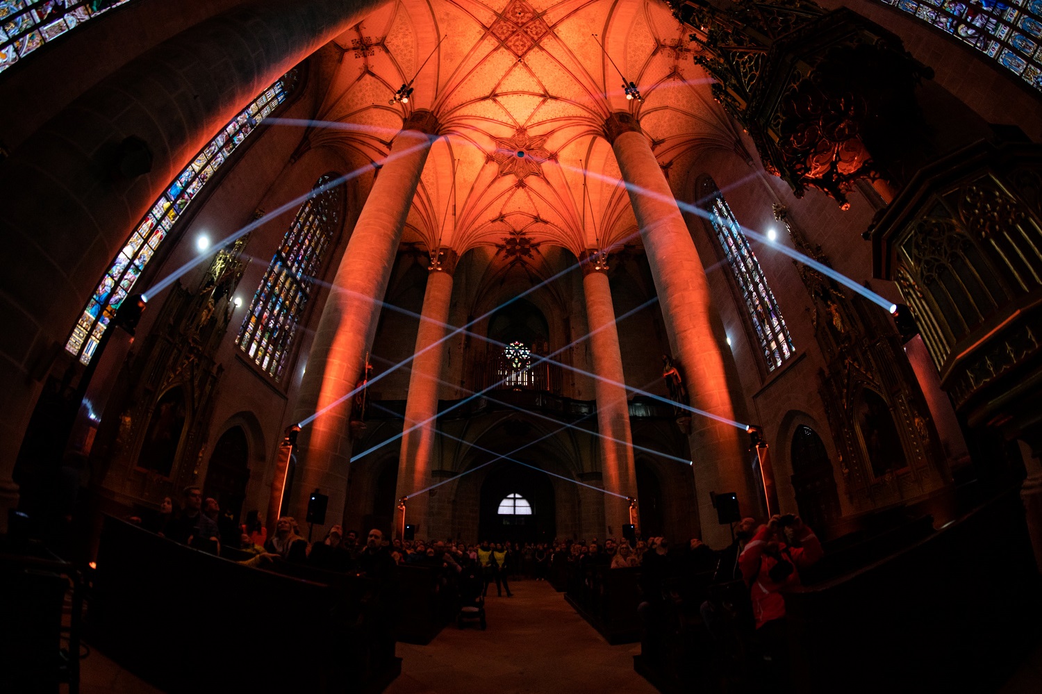 Katedrálu sv. Bartoloměje a dalších 14 míst v širším centru Plzně rozzářil festival světla a umění ve veřejném prostoru BLIK BLIK. To nejlepší ze současné digitální tvorby, video a lasermapping nebo světlenou show předvedli 25. a 26. března 2022 ve večerních hodinách umělci z Čech a zahraničí. (foto:DEPO2015,26.3.2022)