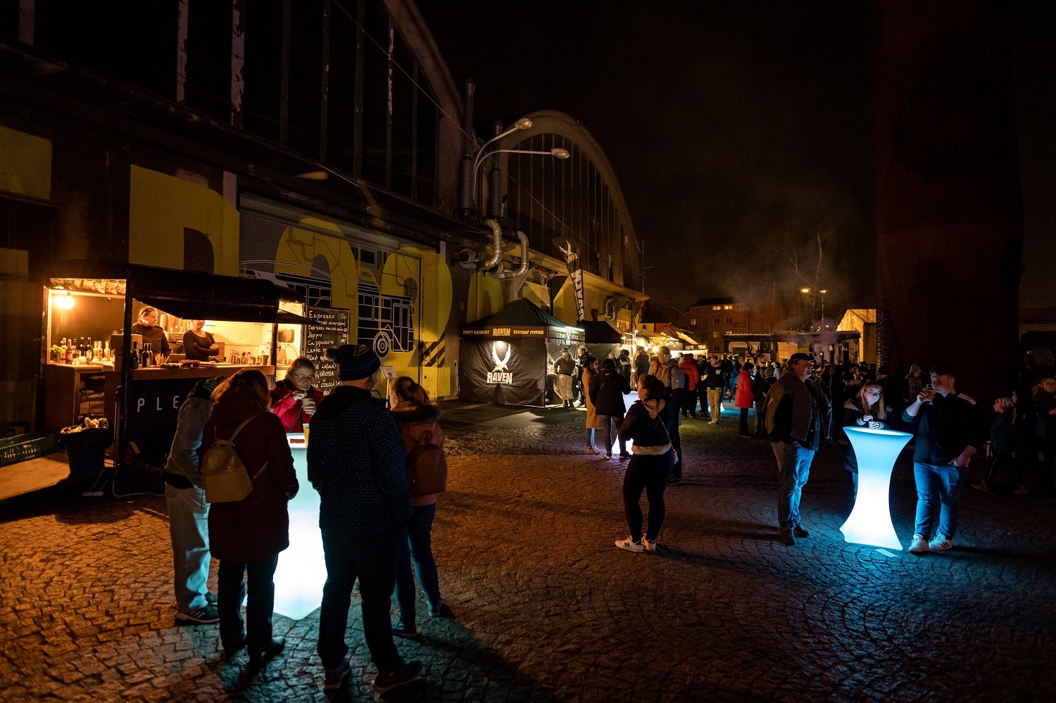 Katedrálu sv. Bartoloměje a dalších 14 míst v širším centru Plzně rozzářil festival světla a umění ve veřejném prostoru BLIK BLIK. To nejlepší ze současné digitální tvorby, video a lasermapping nebo světlenou show předvedli 25. a 26. března 2022 ve večerních hodinách umělci z Čech a zahraničí. (foto:DEPO2015,26.3.2022)