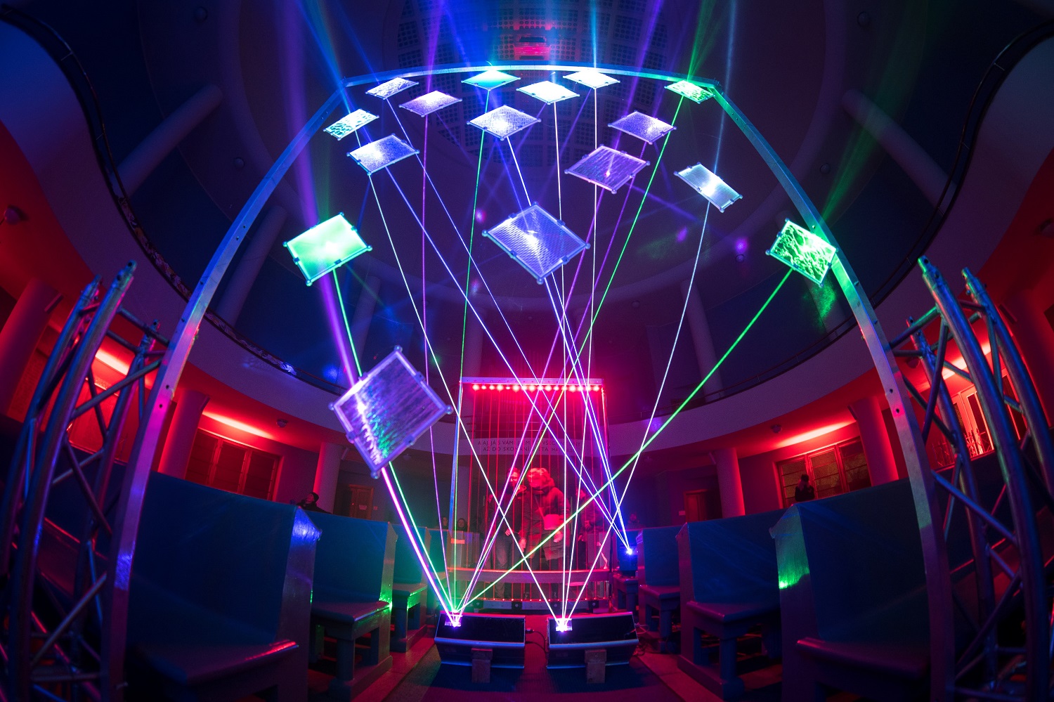 Katedrálu sv. Bartoloměje a dalších 14 míst v širším centru Plzně rozzářil festival světla a umění ve veřejném prostoru BLIK BLIK. To nejlepší ze současné digitální tvorby, video a lasermapping nebo světlenou show předvedli 25. a 26. března 2022 ve večerních hodinách umělci z Čech a zahraničí. (foto:DEPO2015,26.3.2022)