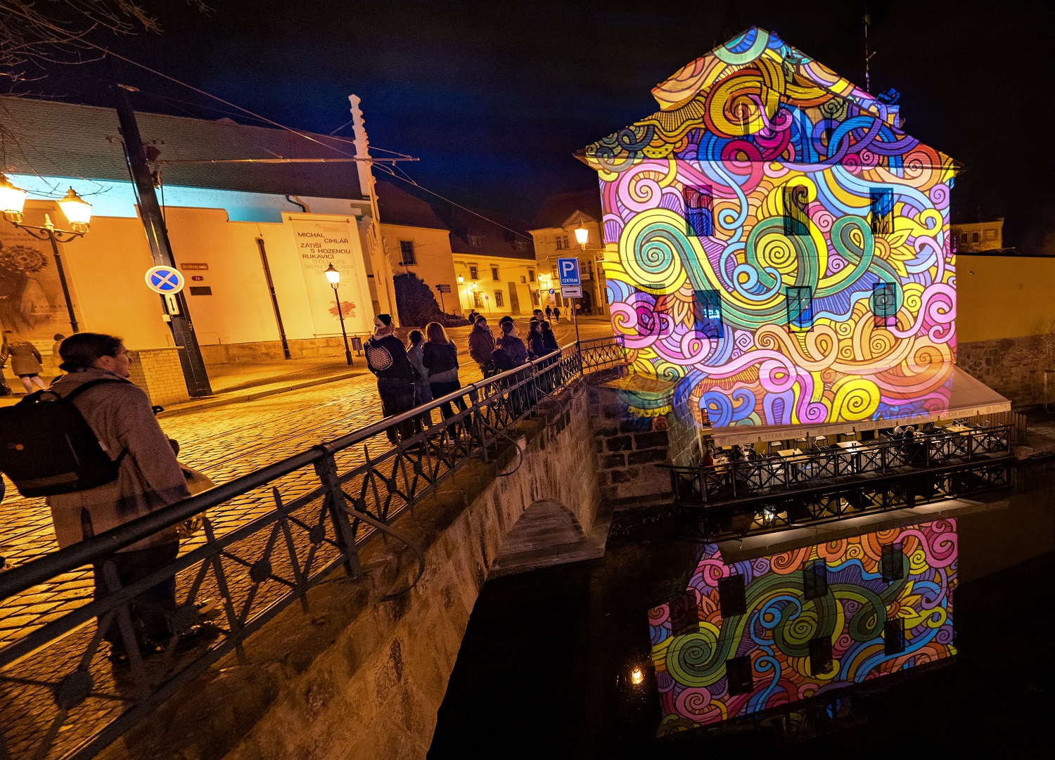 Katedrálu sv. Bartoloměje a dalších 14 míst v širším centru Plzně rozzářil festival světla a umění ve veřejném prostoru BLIK BLIK. To nejlepší ze současné digitální tvorby, video a lasermapping nebo světlenou show předvedli 25. a 26. března 2022 ve večerních hodinách umělci z Čech a zahraničí. (foto:DEPO2015,26.3.2022)