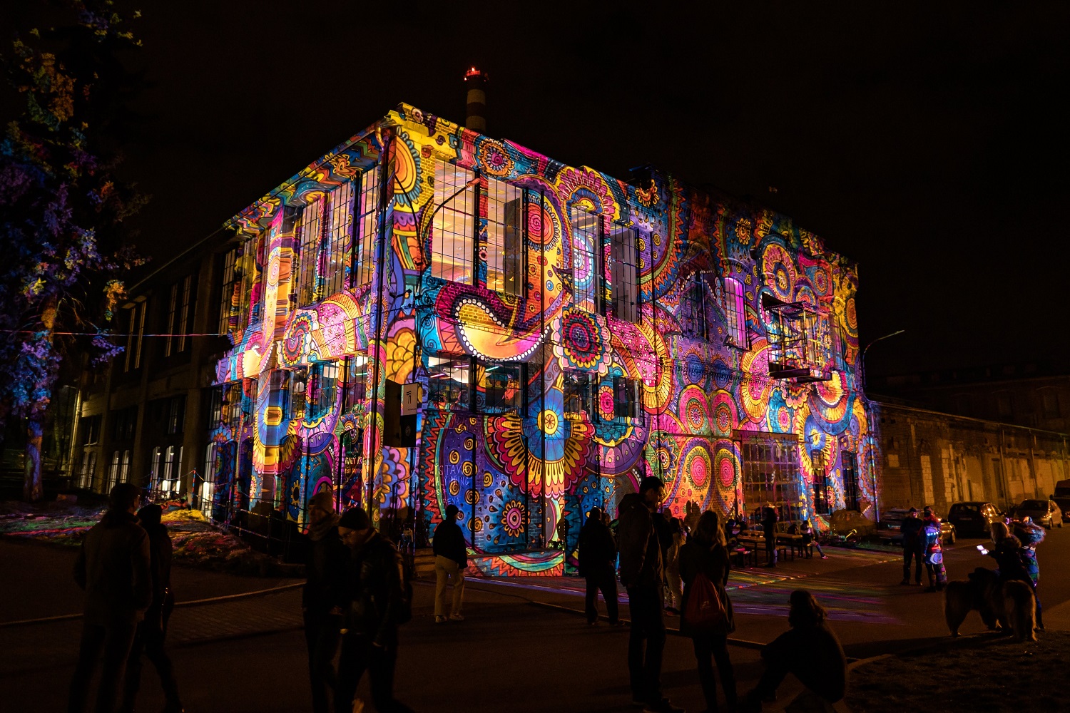 Katedrálu sv. Bartoloměje a dalších 14 míst v širším centru Plzně rozzářil festival světla a umění ve veřejném prostoru BLIK BLIK. To nejlepší ze současné digitální tvorby, video a lasermapping nebo světlenou show předvedli 25. a 26. března 2022 ve večerních hodinách umělci z Čech a zahraničí. (foto:DEPO2015,26.3.2022)