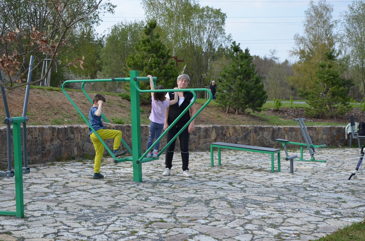 V prostoru bývalého hřiště BMX na okraji sídliště Košutka vznikl nový park Podzemník, který zrealizovala Správa veřejného statku města Plzně na základě přání občanů. Na okraji jednoho z největších plzeňských sídlišť tak vznikla nová skoro 2,5 hektaru velká parková plocha. (foto: E. Kriegerová, 28.4.2022)