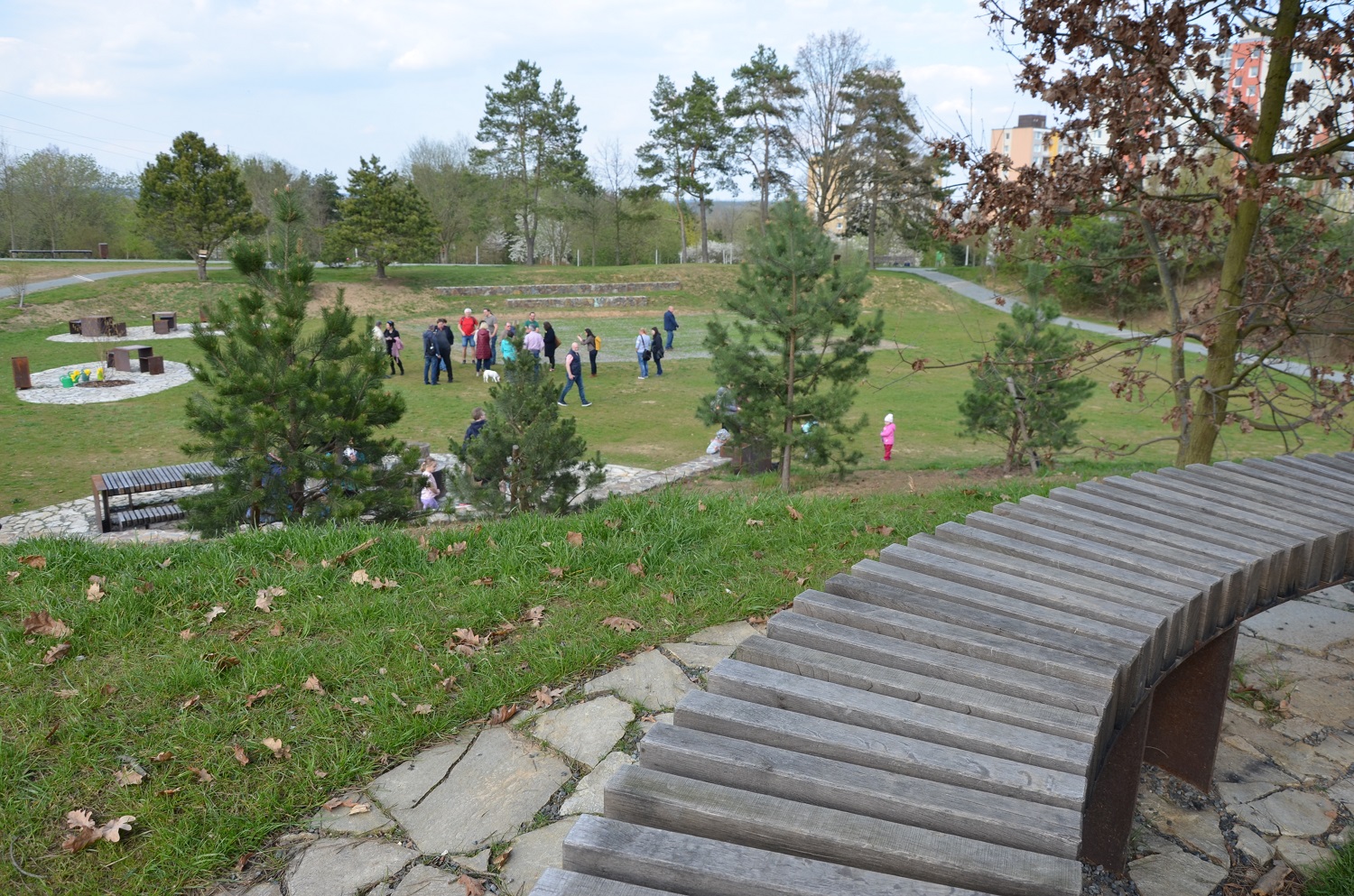V prostoru bývalého hřiště BMX na okraji sídliště Košutka vznikl nový park Podzemník, který zrealizovala Správa veřejného statku města Plzně na základě přání občanů. Na okraji jednoho z největších plzeňských sídlišť tak vznikla nová skoro 2,5 hektaru velká parková plocha. (foto: E. Kriegerová, 28.4.2022)