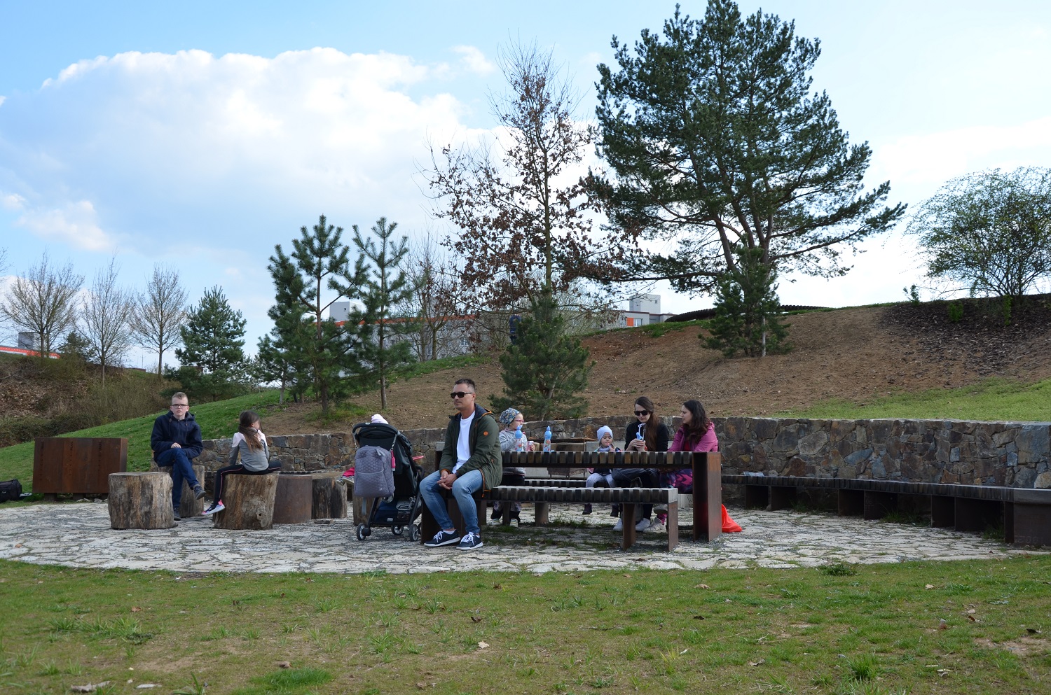 V prostoru bývalého hřiště BMX na okraji sídliště Košutka vznikl nový park Podzemník, který zrealizovala Správa veřejného statku města Plzně na základě přání občanů. Na okraji jednoho z největších plzeňských sídlišť tak vznikla nová skoro 2,5 hektaru velká parková plocha. (foto: E. Kriegerová, 28.4.2022)