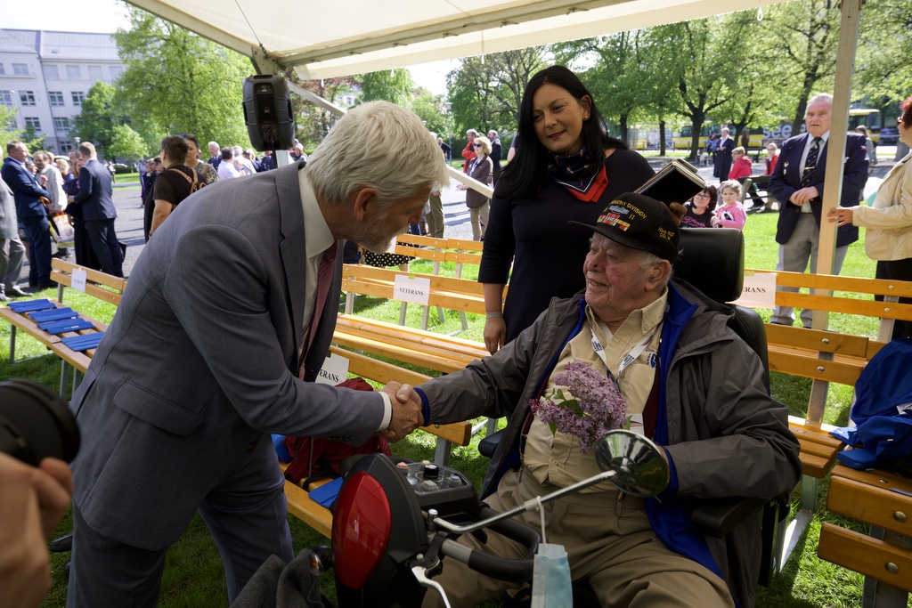 Náměstí Míru - pietní akt (foto: R. Muchka, 5.5.2022)