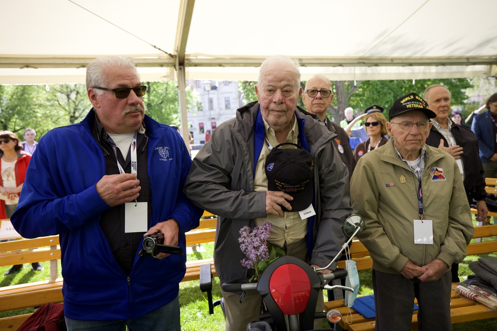 Náměstí Míru - pietní akt (foto: R. Muchka, 5.5.2022)