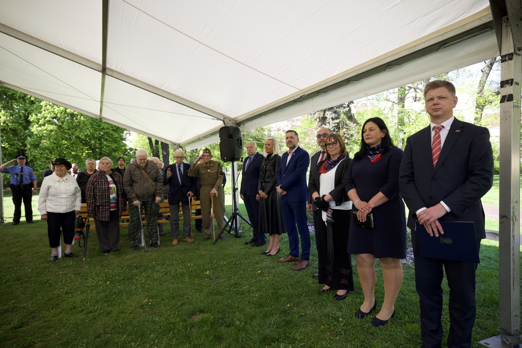 Náměstí Míru - pietní akt (foto: R. Muchka, 5.5.2022)