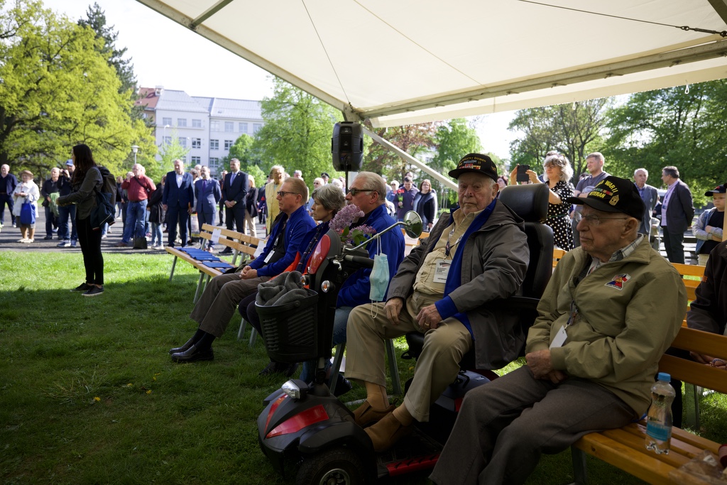 Náměstí Míru - pietní akt (foto: R. Muchka, 5.5.2022)
