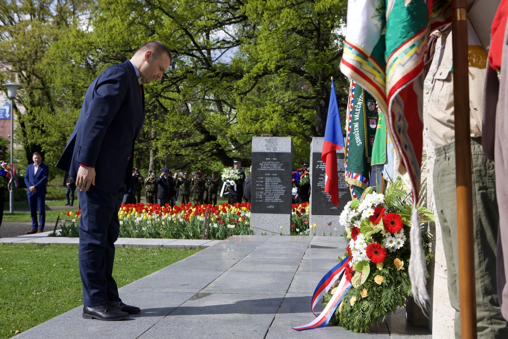 Náměstí Míru - pietní akt (foto: R. Muchka, 5.5.2022)