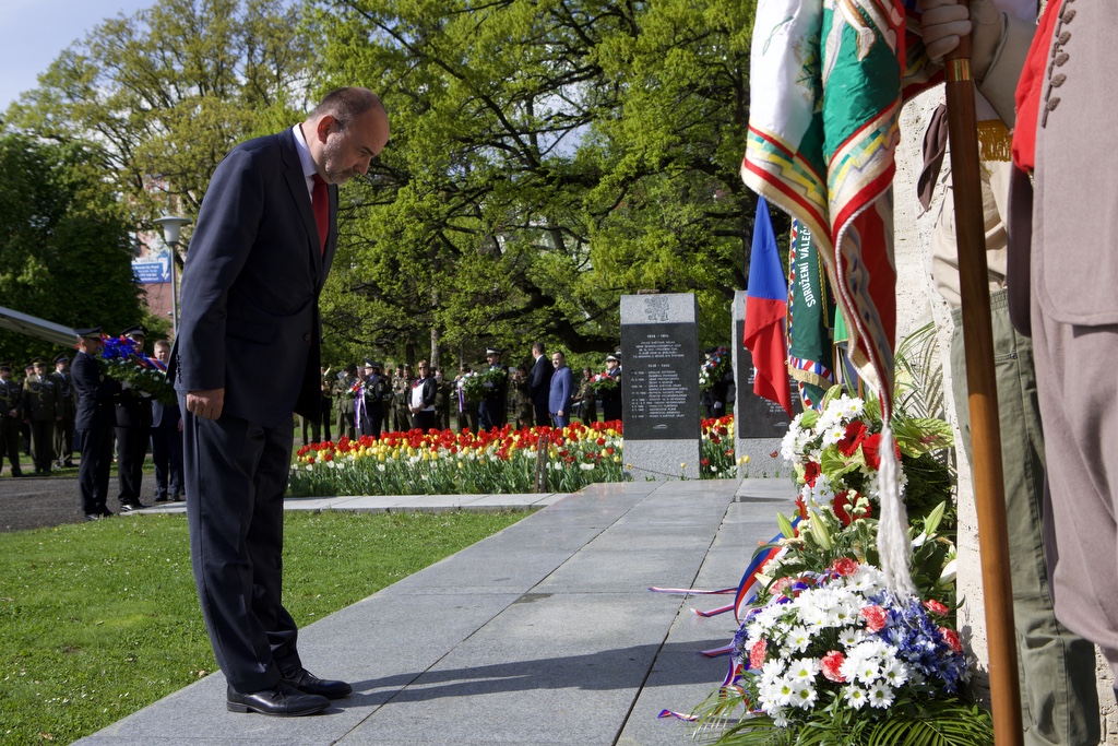 Náměstí Míru - pietní akt (foto: R. Muchka, 5.5.2022)