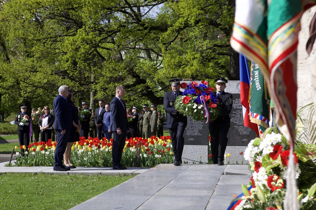 Náměstí Míru - pietní akt (foto: R. Muchka, 5.5.2022)