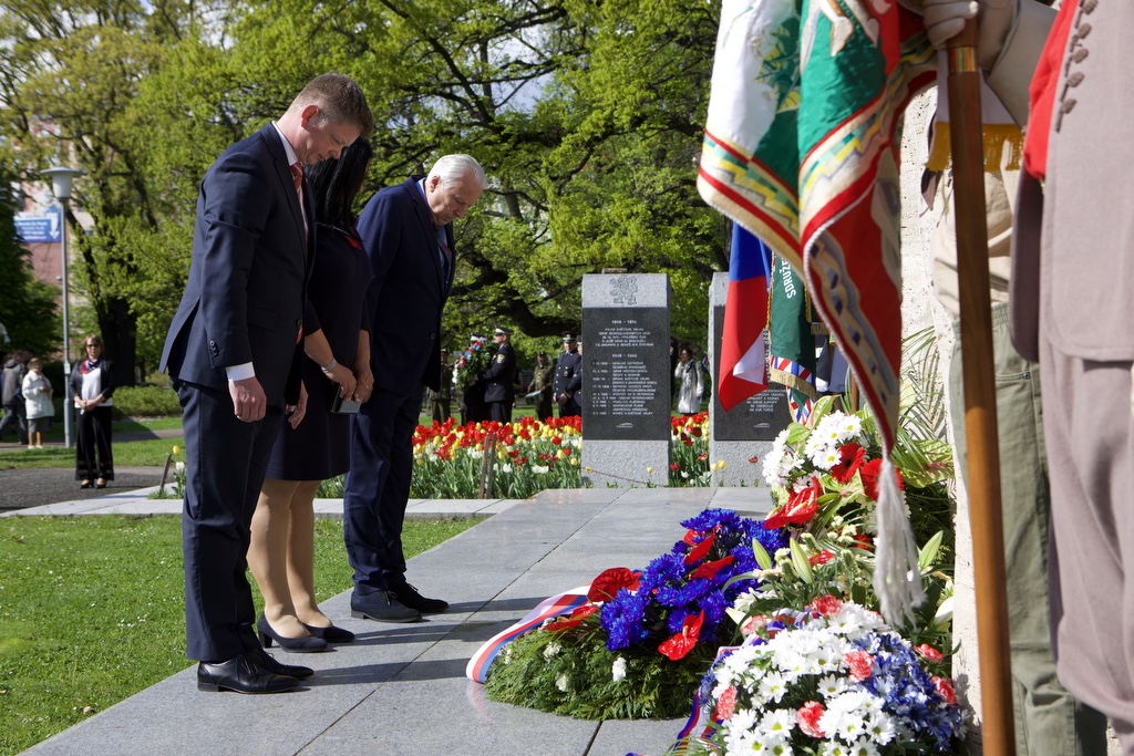 Náměstí Míru - pietní akt (foto: R. Muchka, 5.5.2022)