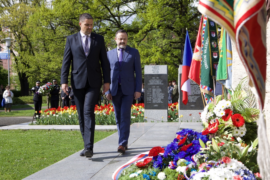 Náměstí Míru - pietní akt (foto: R. Muchka, 5.5.2022)