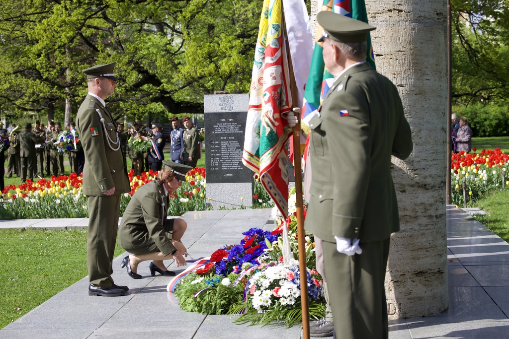 Náměstí Míru - pietní akt (foto: R. Muchka, 5.5.2022)