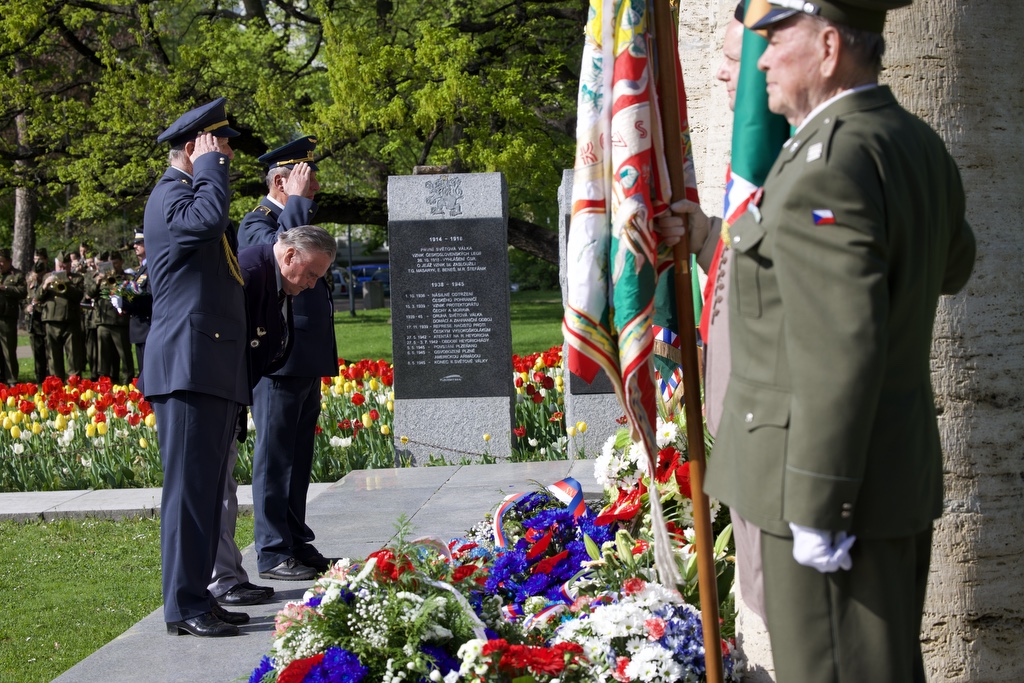 Náměstí Míru - pietní akt (foto: R. Muchka, 5.5.2022)