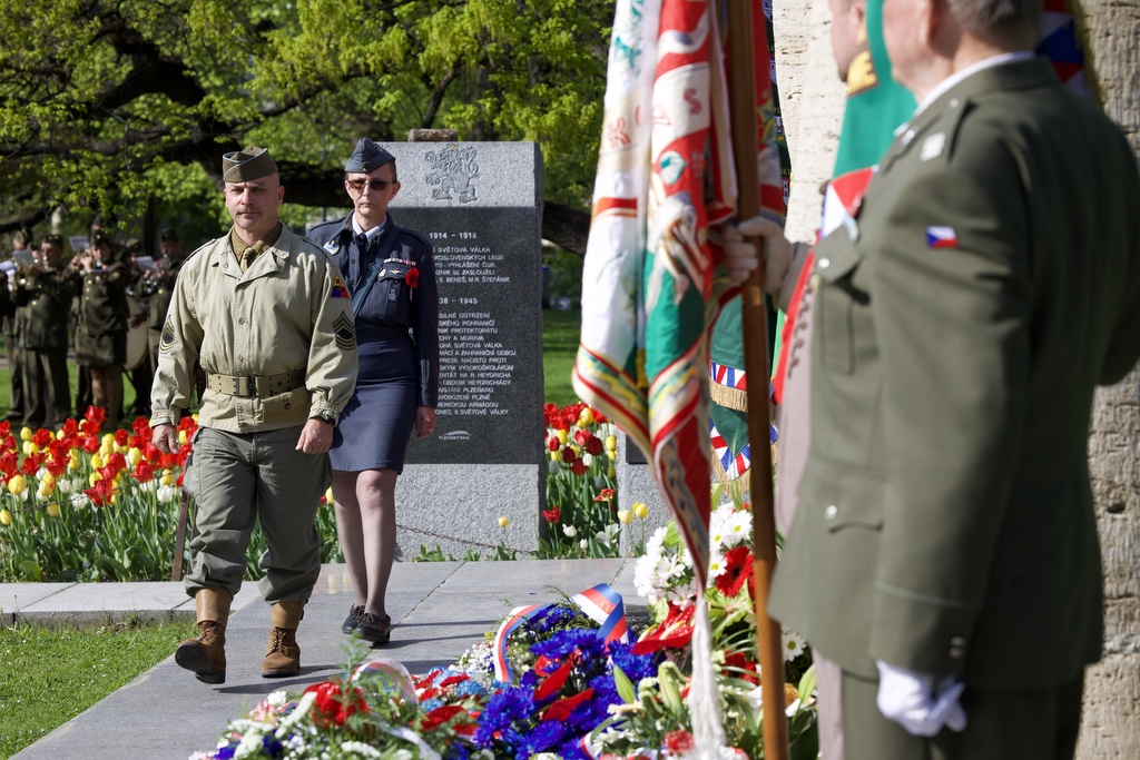 Náměstí Míru - pietní akt (foto: R. Muchka, 5.5.2022)