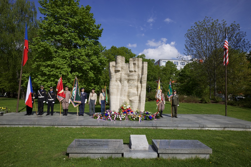 Náměstí Míru - pietní akt (foto: R. Muchka, 5.5.2022)