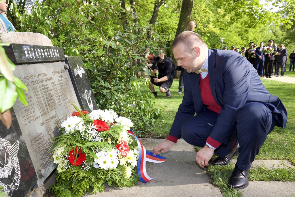 Náměstí Míru - pietní akt (foto: R. Muchka, 5.5.2022)