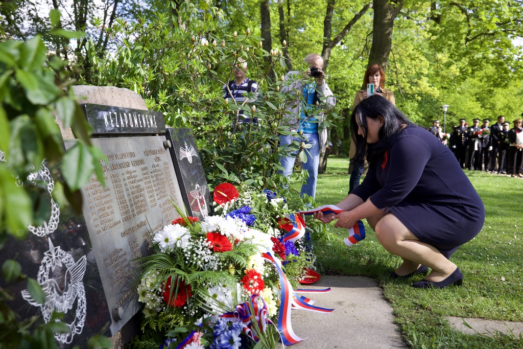 Náměstí Míru - pietní akt (foto: R. Muchka, 5.5.2022)