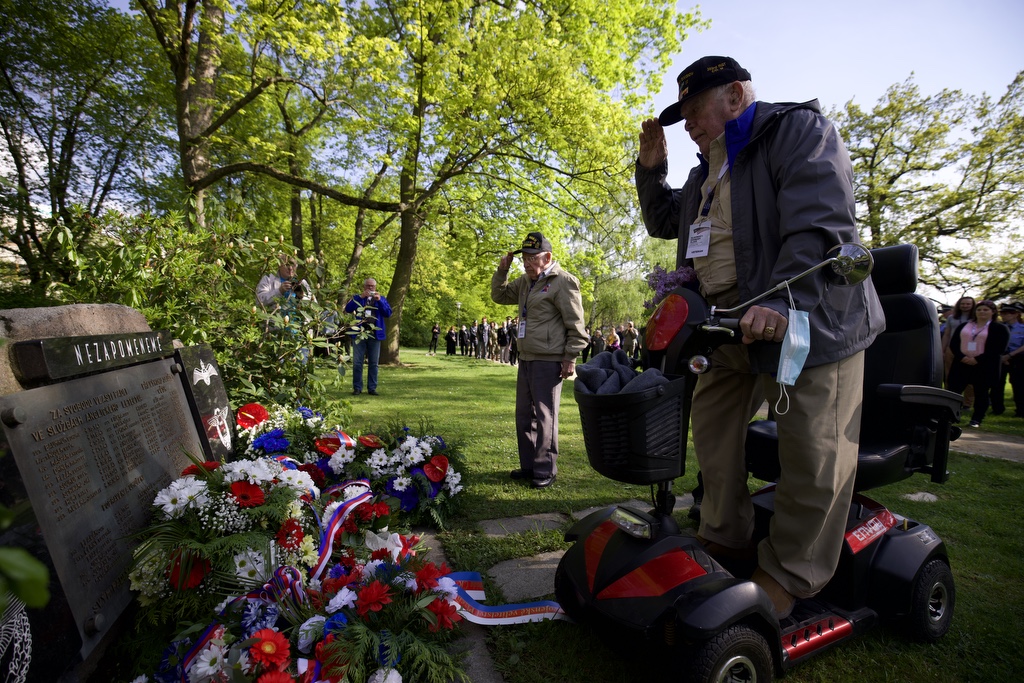 Náměstí Míru - pietní akt (foto: R. Muchka, 5.5.2022)