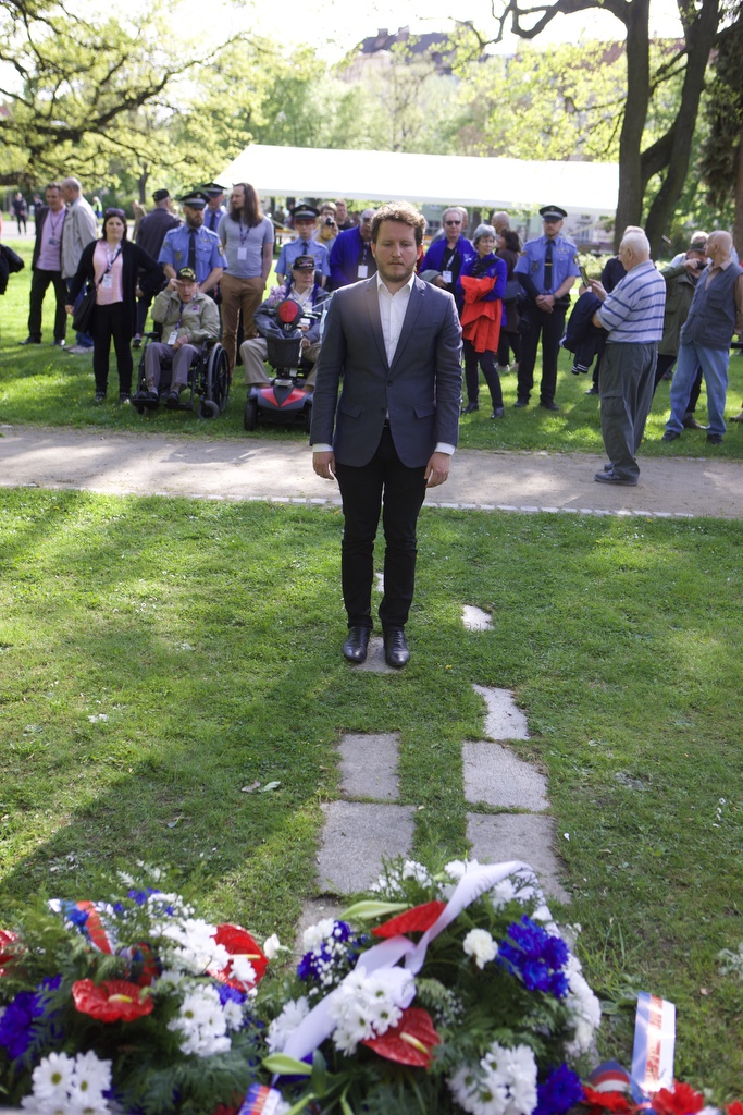 Náměstí Míru - pietní akt (foto: R. Muchka, 5.5.2022)