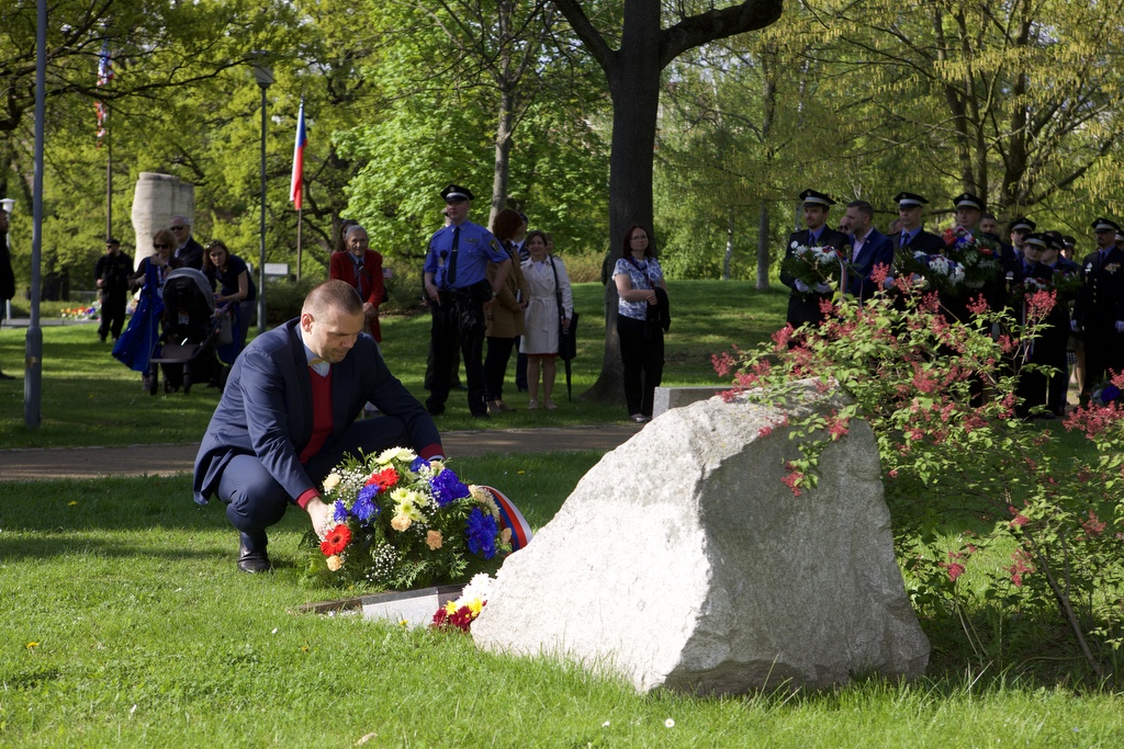 Náměstí Míru - pietní akt (foto: R. Muchka, 5.5.2022)