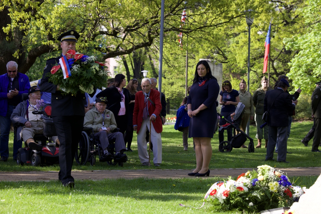 Náměstí Míru - pietní akt (foto: R. Muchka, 5.5.2022)
