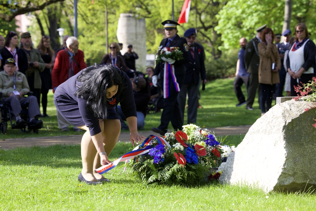 Náměstí Míru - pietní akt (foto: R. Muchka, 5.5.2022)