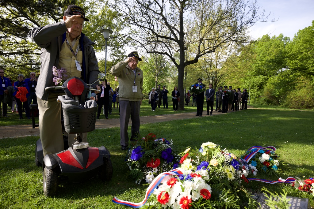Náměstí Míru - pietní akt (foto: R. Muchka, 5.5.2022)