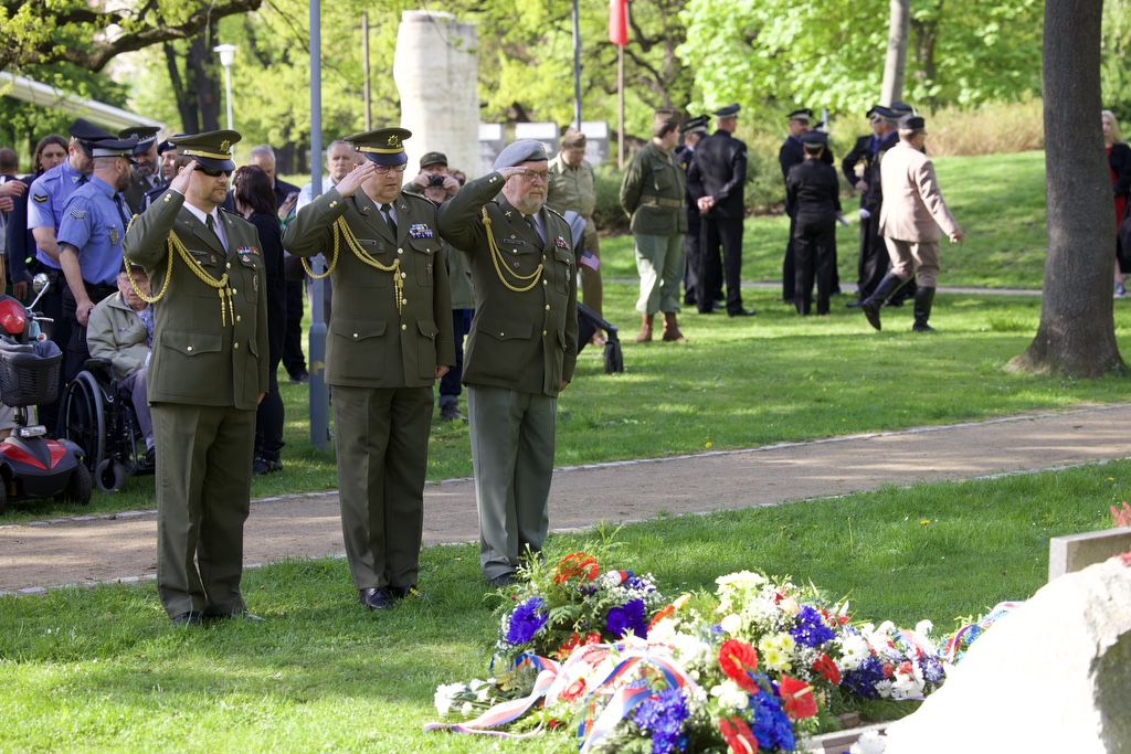 Náměstí Míru - pietní akt (foto: R. Muchka, 5.5.2022)