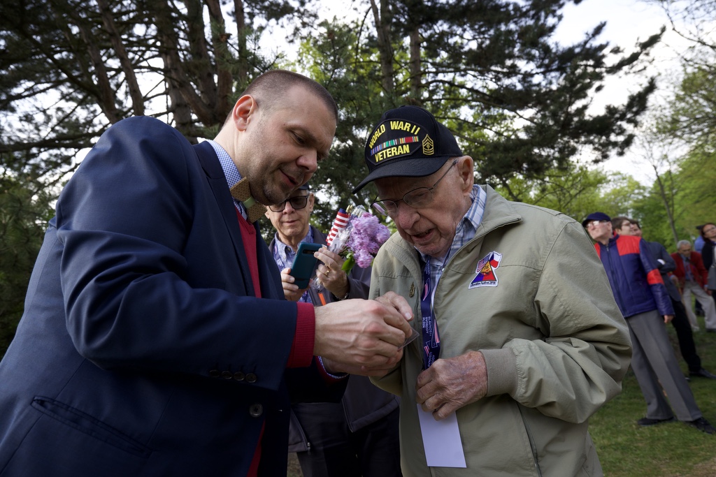 Náměstí Míru - pietní akt (foto: R. Muchka, 5.5.2022)