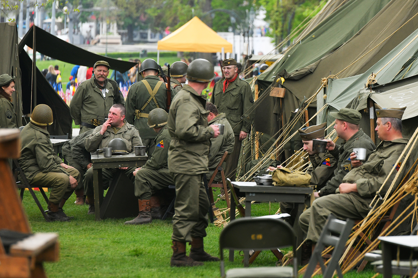 Slavnosti svobody 2022 - Plzeňské ulice přes den a večer (foto: M. Chaloupka, 7.5.2022)