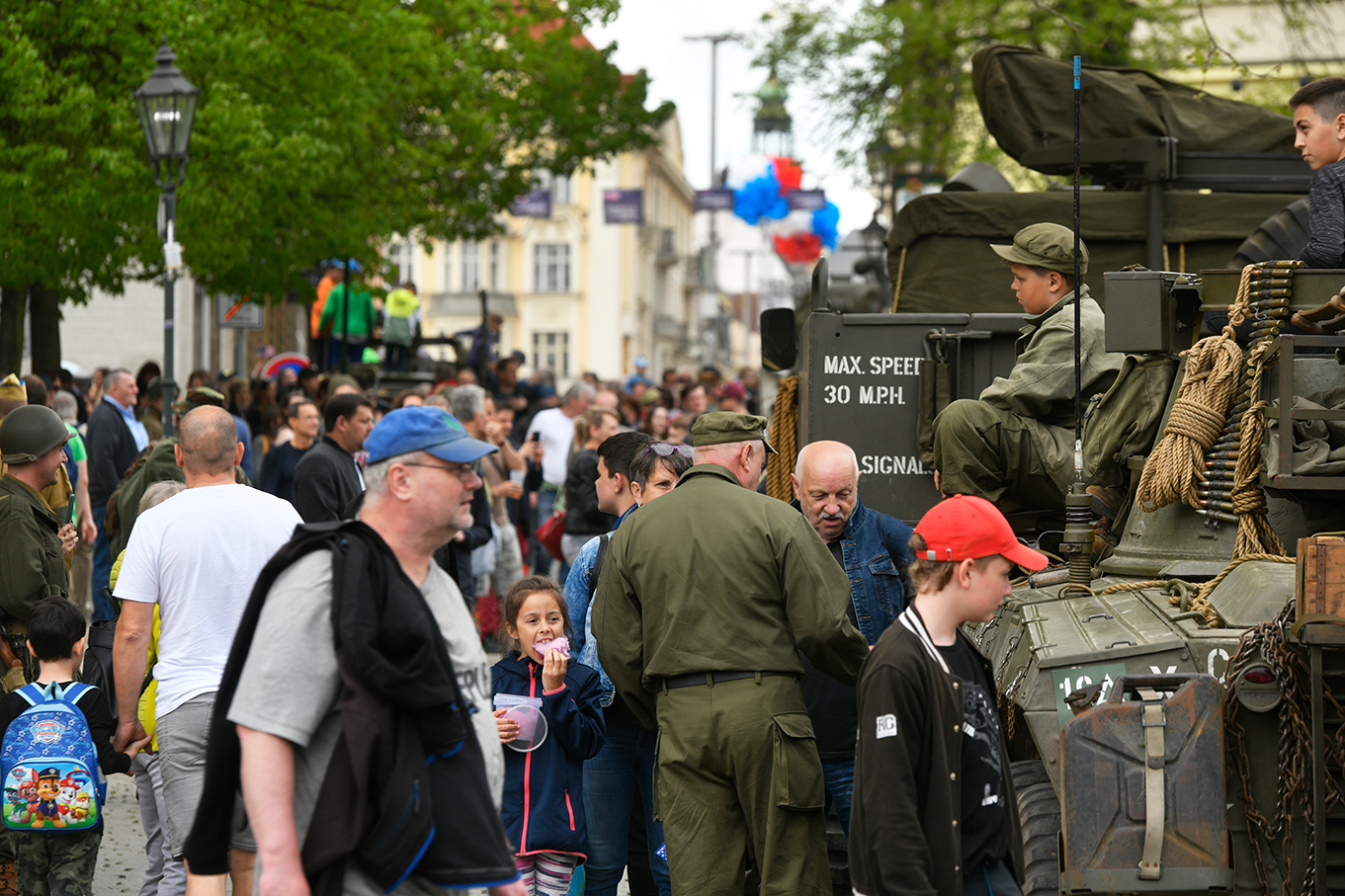 Slavnosti svobody 2022 - Plzeňské ulice přes den a večer (foto: M. Chaloupka, 7.5.2022)