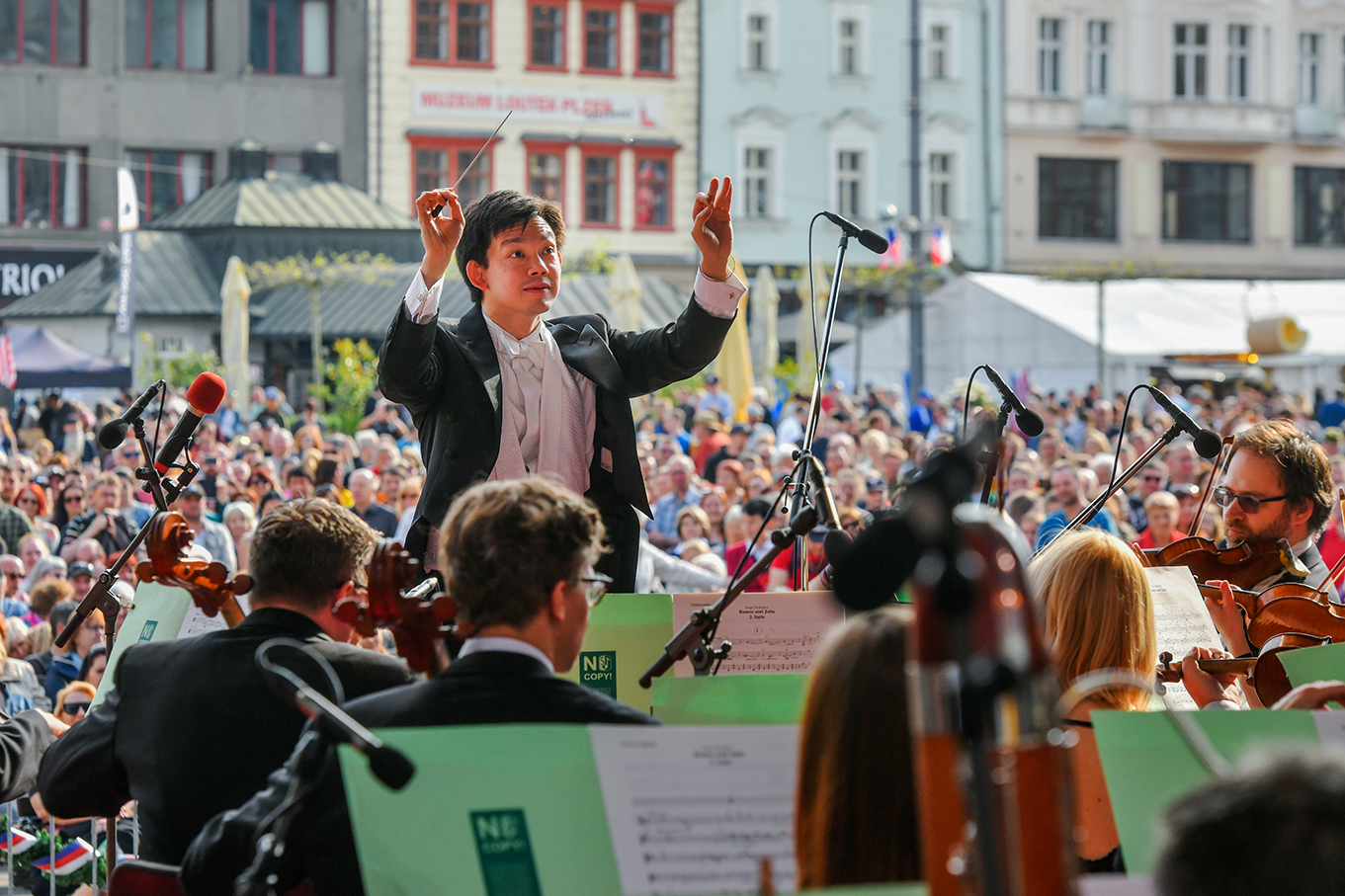 Slavnosti svobody 2022 - Plzeňské ulice přes den a večer (foto: M. Chaloupka, 7.5.2022)