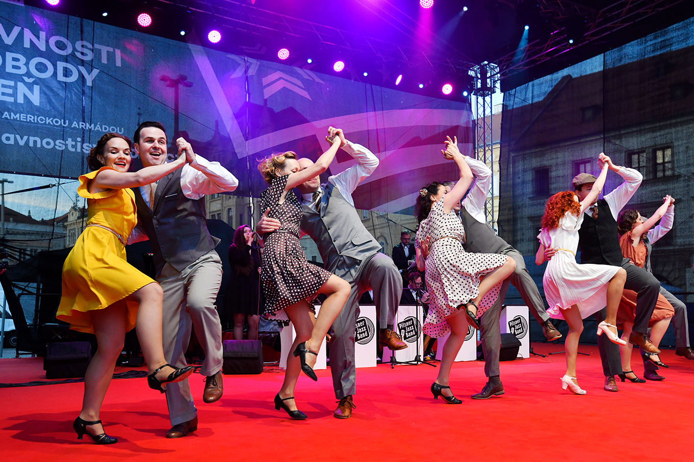 Slavnosti svobody 2022 - Plzeňské ulice přes den a večer (foto: M. Chaloupka, 7.5.2022)