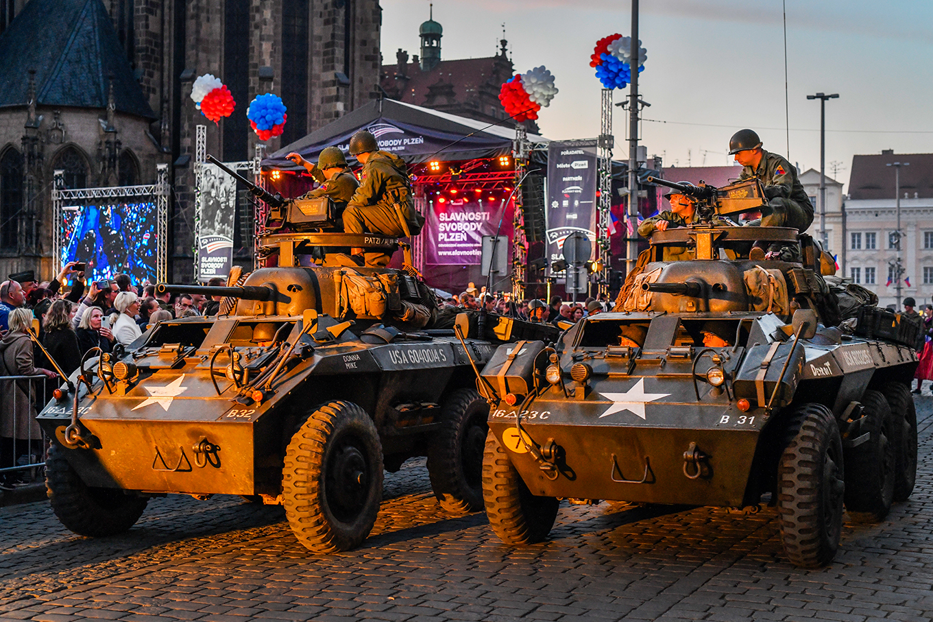 Slavnosti svobody 2022 - Plzeňské ulice přes den a večer (foto: M. Chaloupka, 7.5.2022)