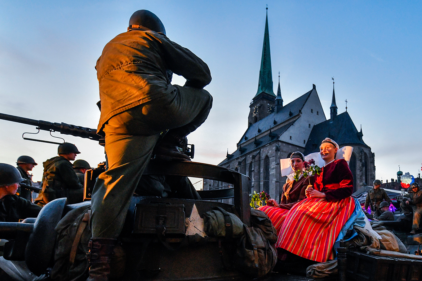 Slavnosti svobody 2022 - Plzeňské ulice přes den a večer (foto: M. Chaloupka, 7.5.2022)
