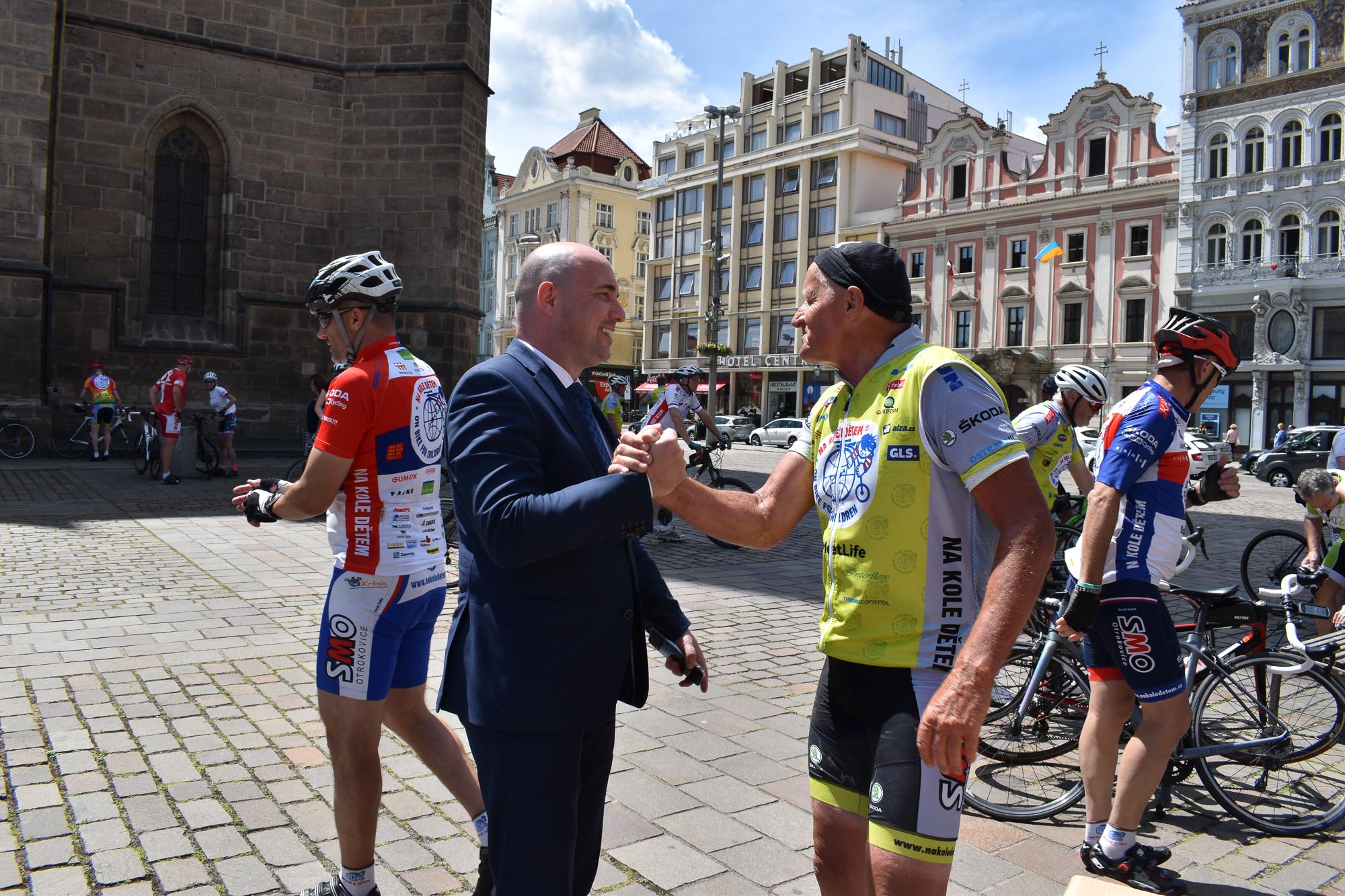 Cyklotour vybírá peníze na onkologicky nemocné děti (foto: A. Jarošová, 2.6.2022)